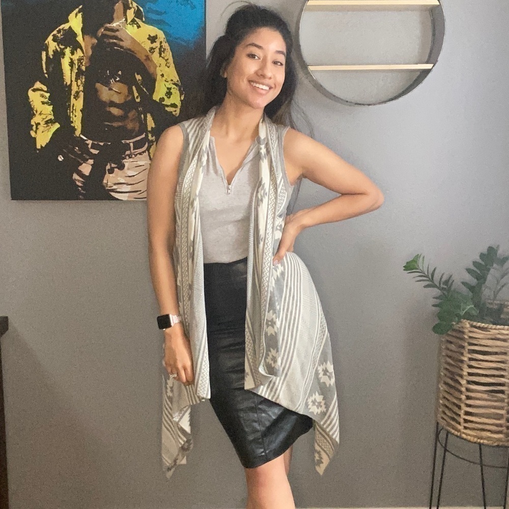 Forever21 grey & white tribal print vest size L